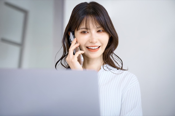 電話でやりとりをする社員